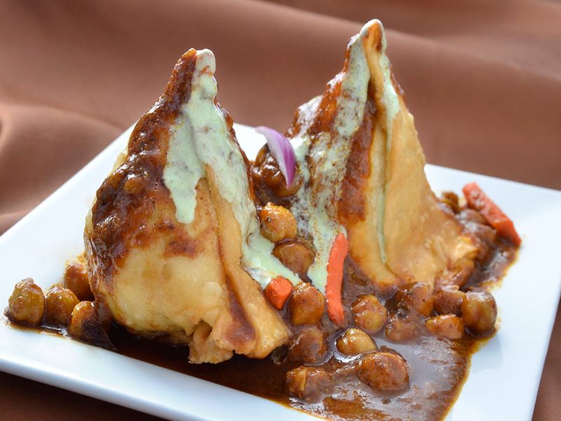 Clay Oven East Indian Restaurant - Kenaston Common - Vegetarian Samosa Plate
Two savoury pastries, filled with potatoes and peas, and served with chickpeas and tamarind sauce. (Vegan-Friendly Option Available)